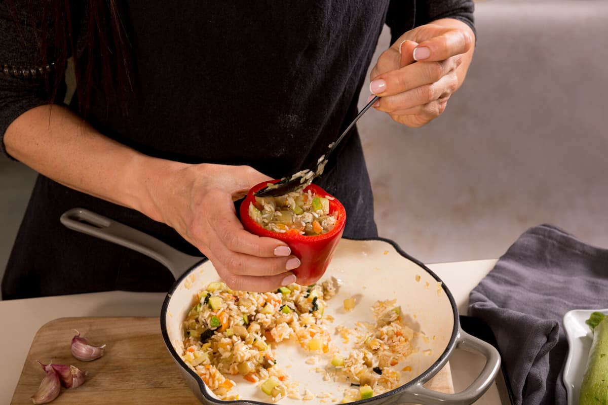 Receta pimientos rellenos de arroz paso 5 rellenamos los pimientos con el arroz con verduras