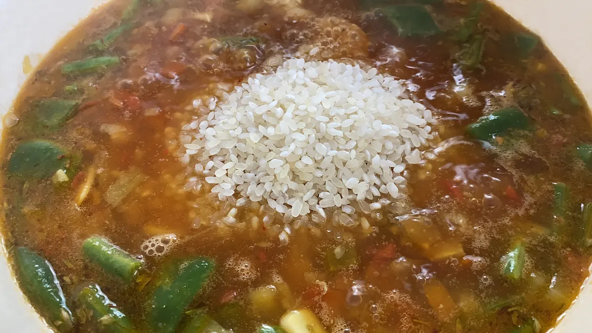 Receta de arroz con carne. Paso 7: añadimos caldo y el arroz