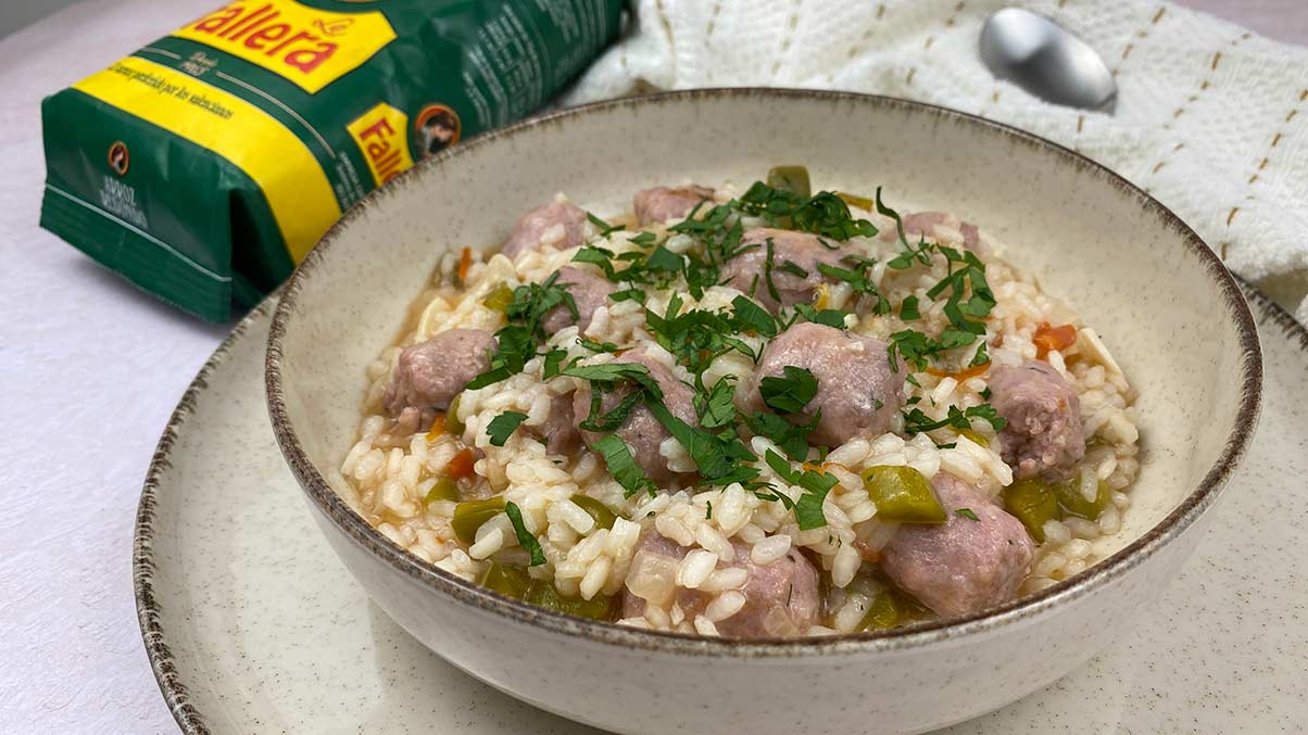 Emplatado Arroz con salchichas