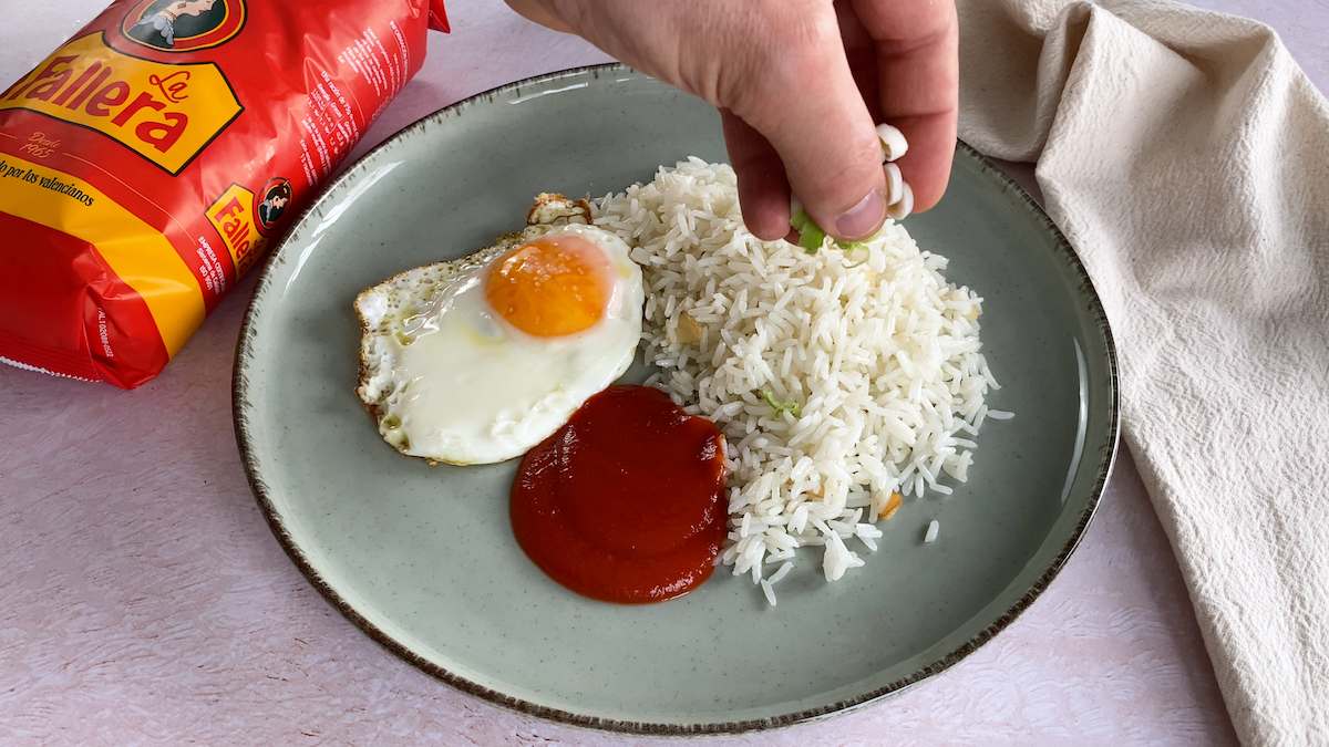 Paso a paso: condimenta tu plato de arroz frito con huevo