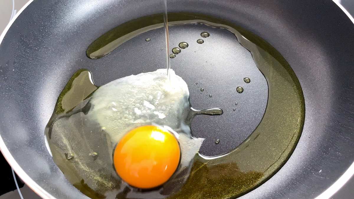 Paso a paso: fríe el huevo 