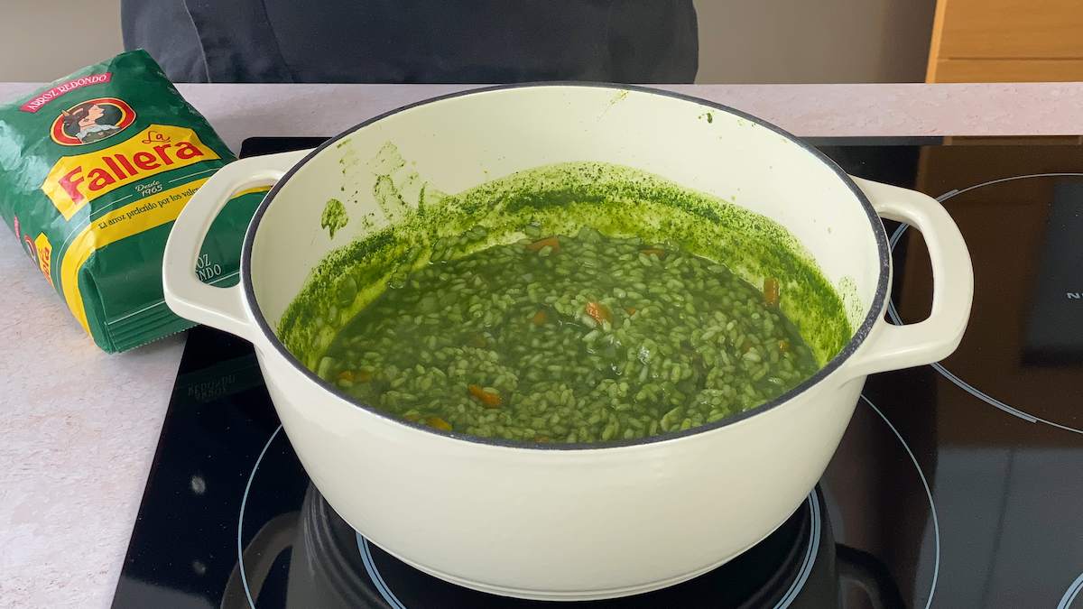 Paso a paso: arroz con espinacas - cocinar el arroz en el caldo