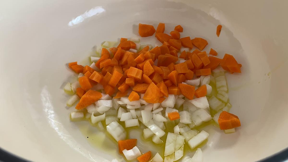 Paso a paso: arroz con espinacas - prepara el sofrito