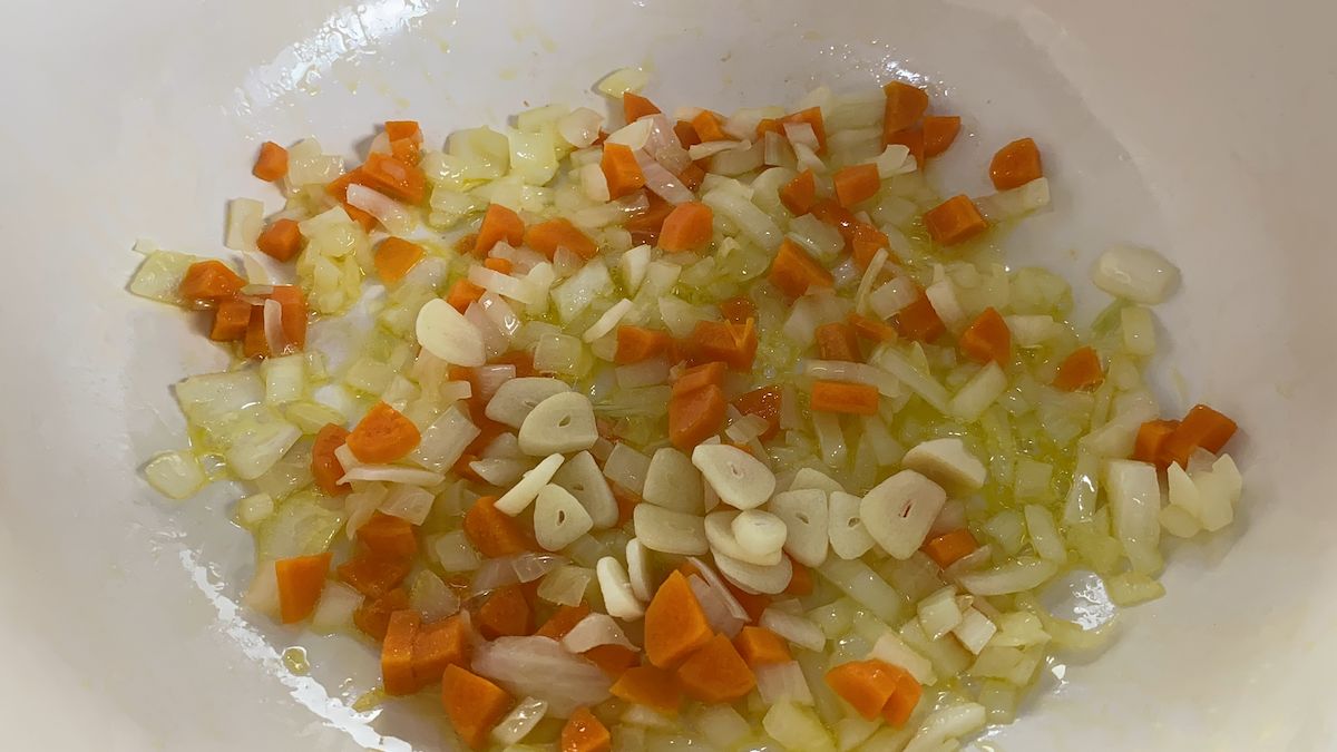 Paso a paso sopa de pescado y arroz: sofrito