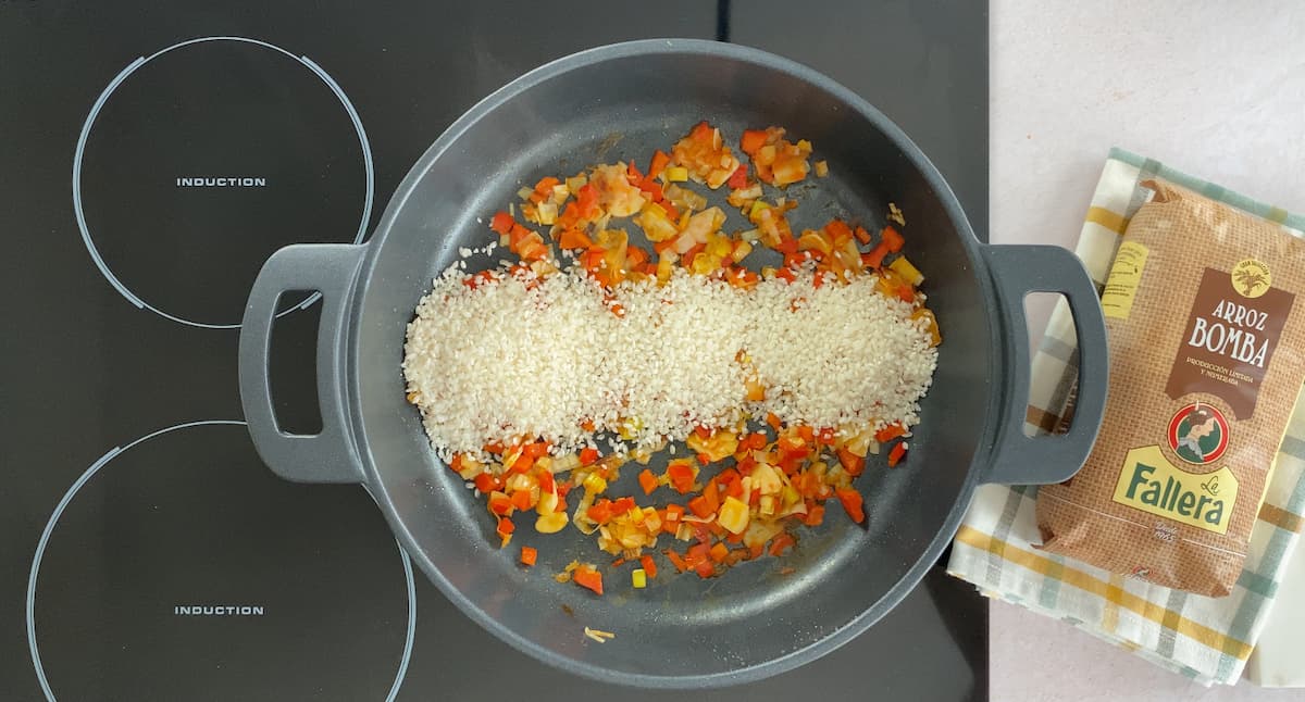 Receta de arroz con berberechos. Paso 4: añadir el arroz