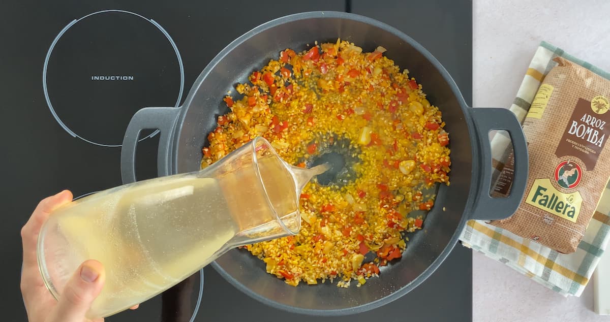 Receta de arroz con berberechos. Paso 5: incorporar el caldo
