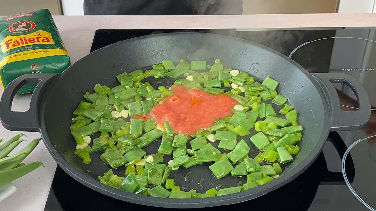 Receta Arroz con judías. Paso 1: Pochas las judías en la sartén