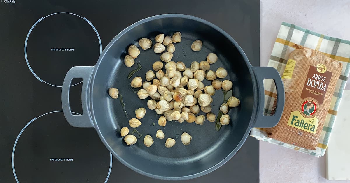 Receta de arroz con berberechos. Paso 2: cocinar los berberechos