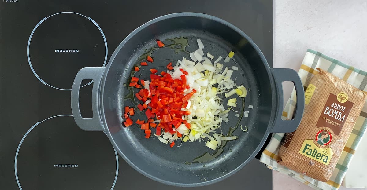 Receta de arroz con berberechos. Paso 3: pochar las verduras