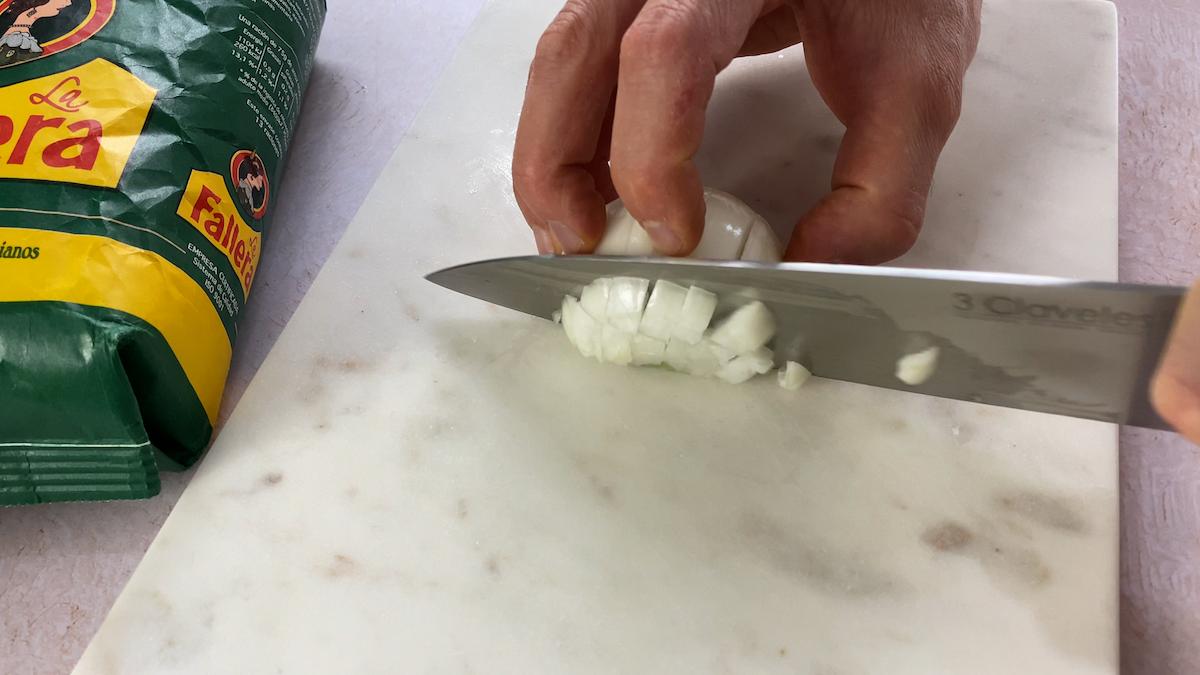 Paso a paso arroz con chorizo: cortar la cebolla