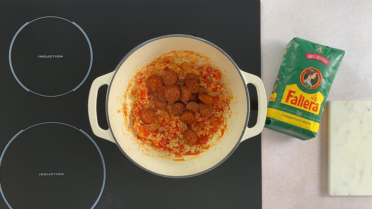 Paso a paso arroz con chorizo: incorporar el chorizo