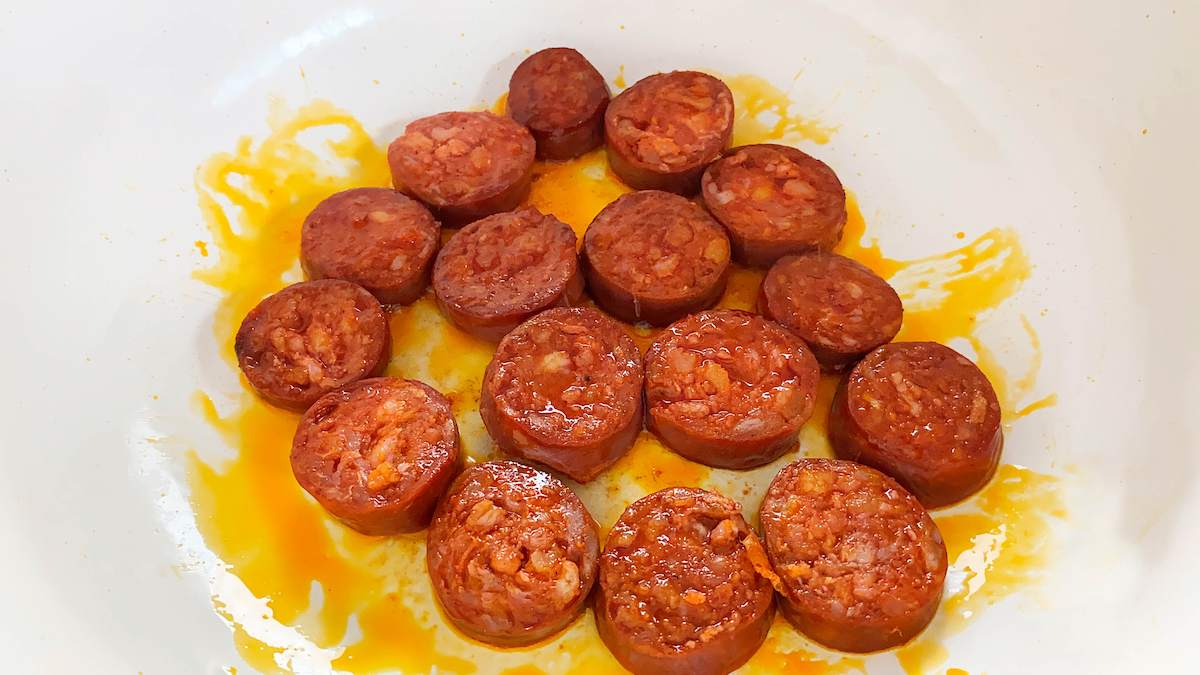 Paso a paso arroz con chorizo: marcar el chorizo