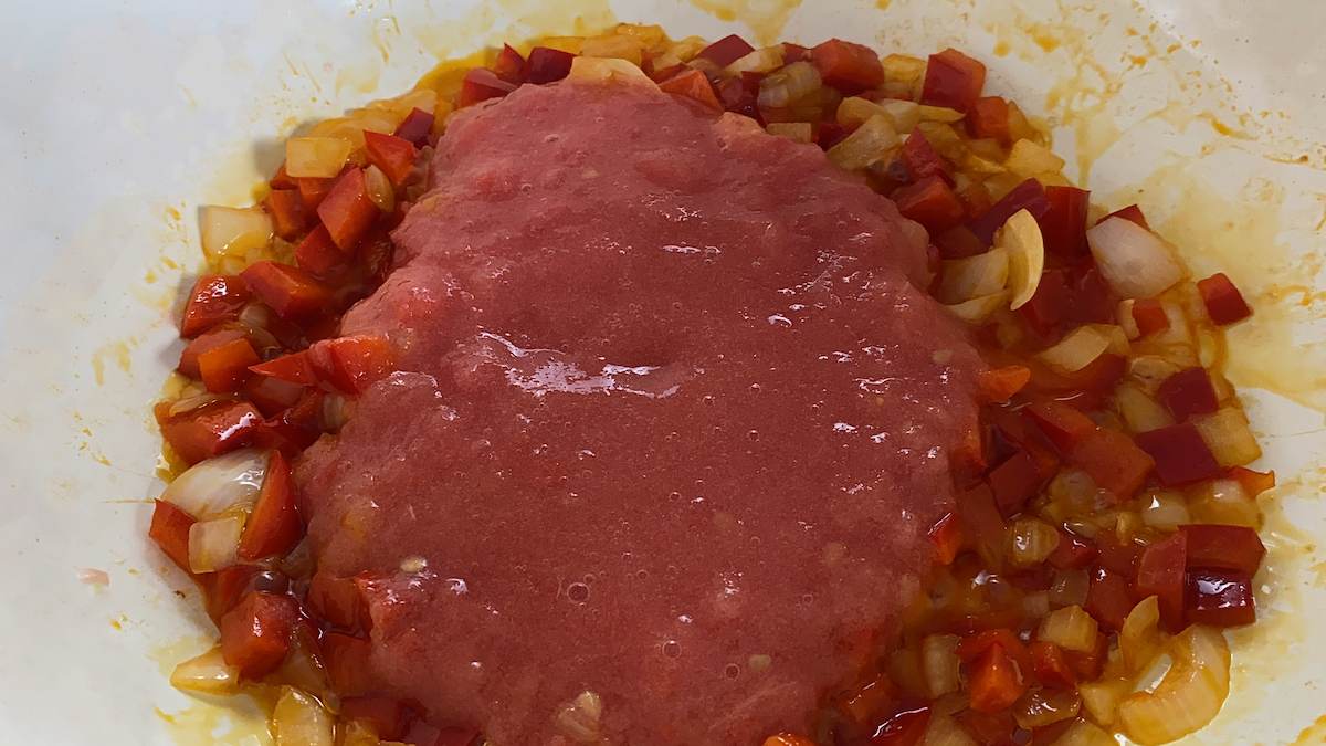 Paso a paso arroz con chorizo: preparar el sofrito