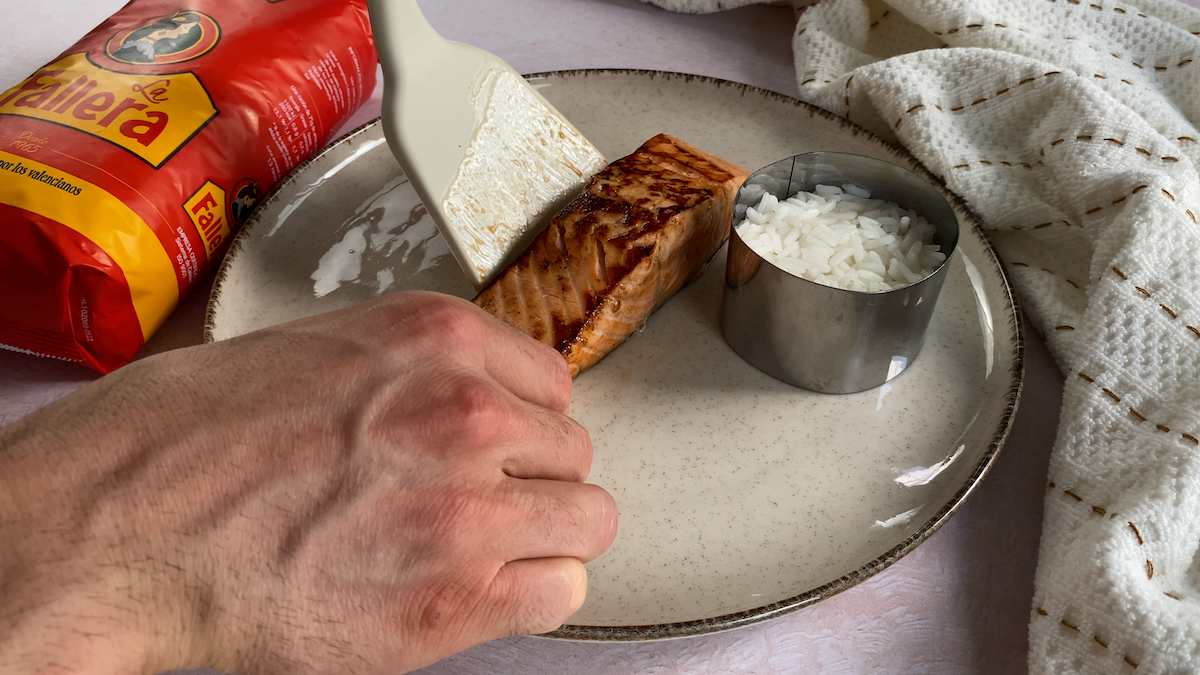 Paso a paso salmón con arroz: emplatar el salmón a la plancha con arroz