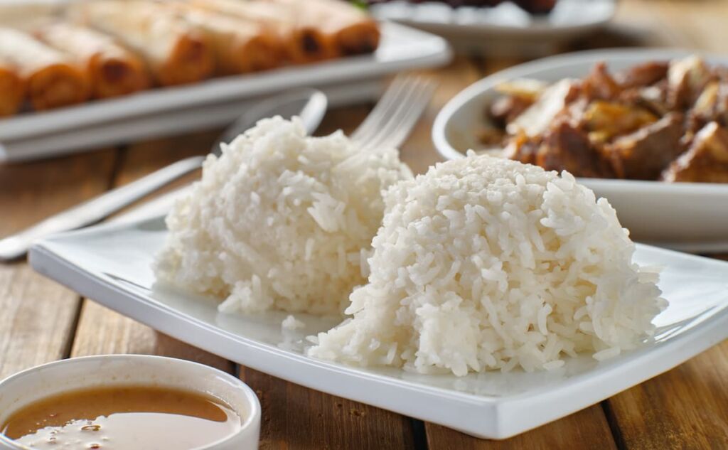 La relación entre agua y arroz blanco