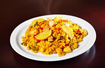 Por qué se come paella los jueves ¡Descubre la tradición!