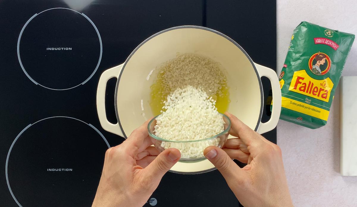 Paso a paso arroz blanco con ajo: añade el arroz