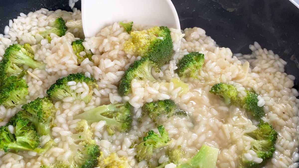 Paso a paso arroz con brócoli: hervir el arroz
