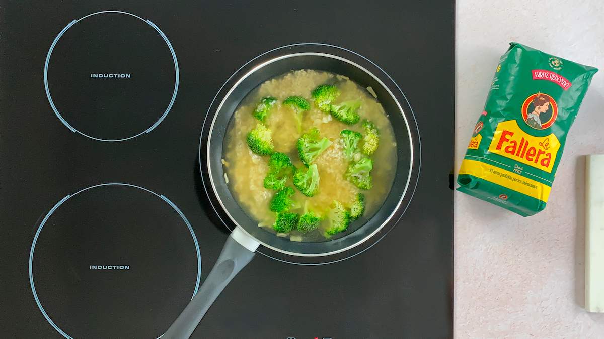 Paso a paso arroz con brócoli: añadir el arroz