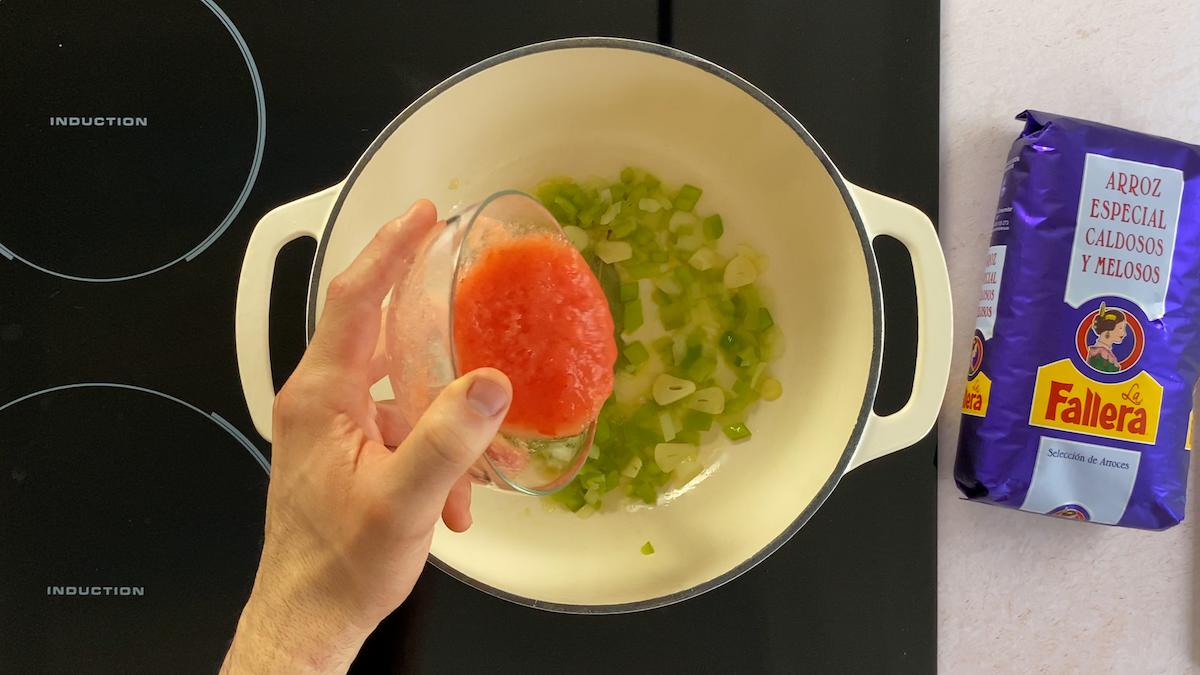 paso a paso arroz con choco: agregar tomate