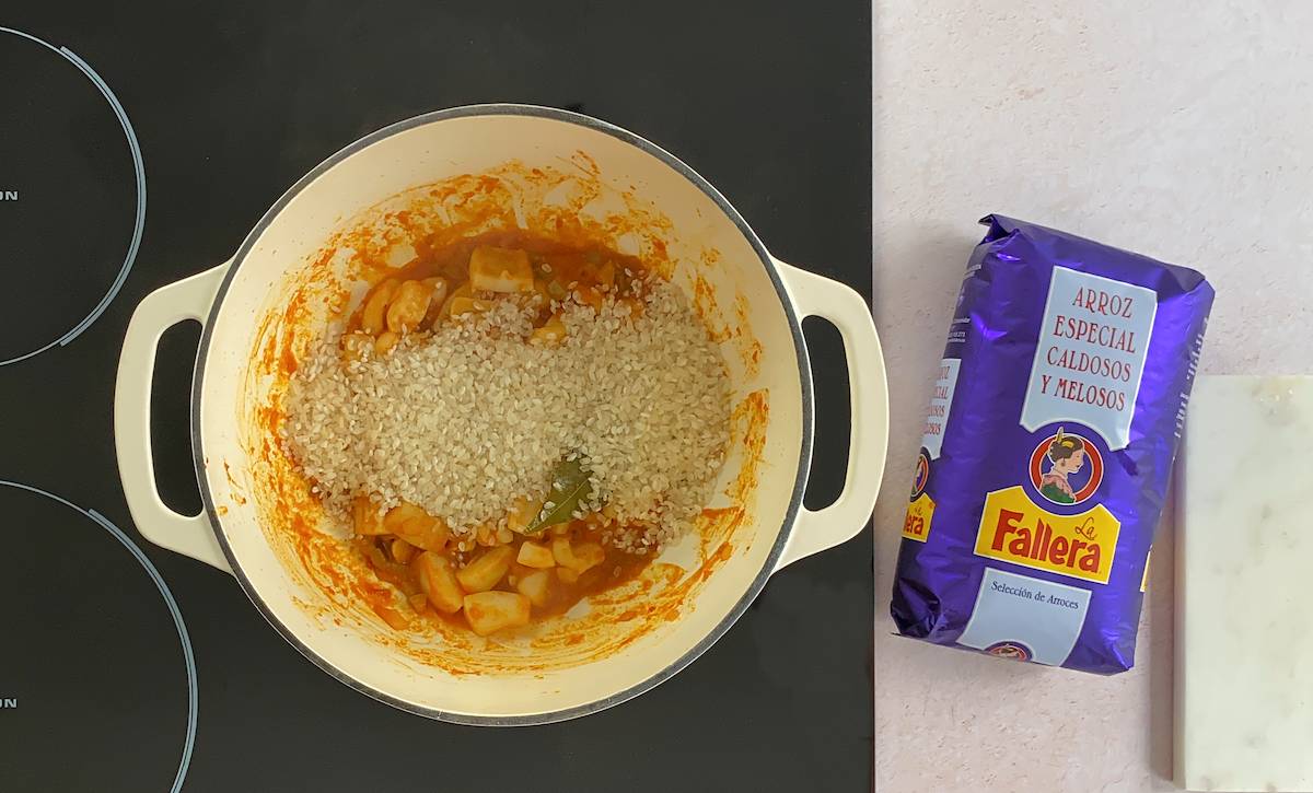 Paso a paso arroz con choco: añadir el arroz Paso a paso arroz con choco: añadir el arroz