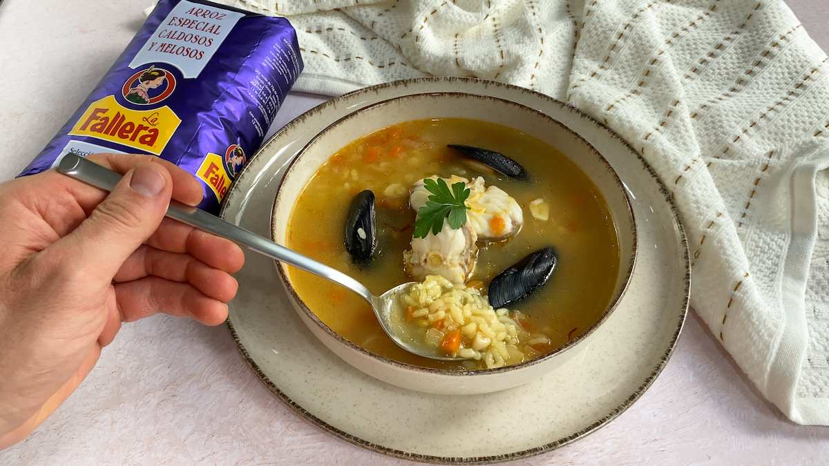 Paso a paso sopa de pescado y arroz: emplatado