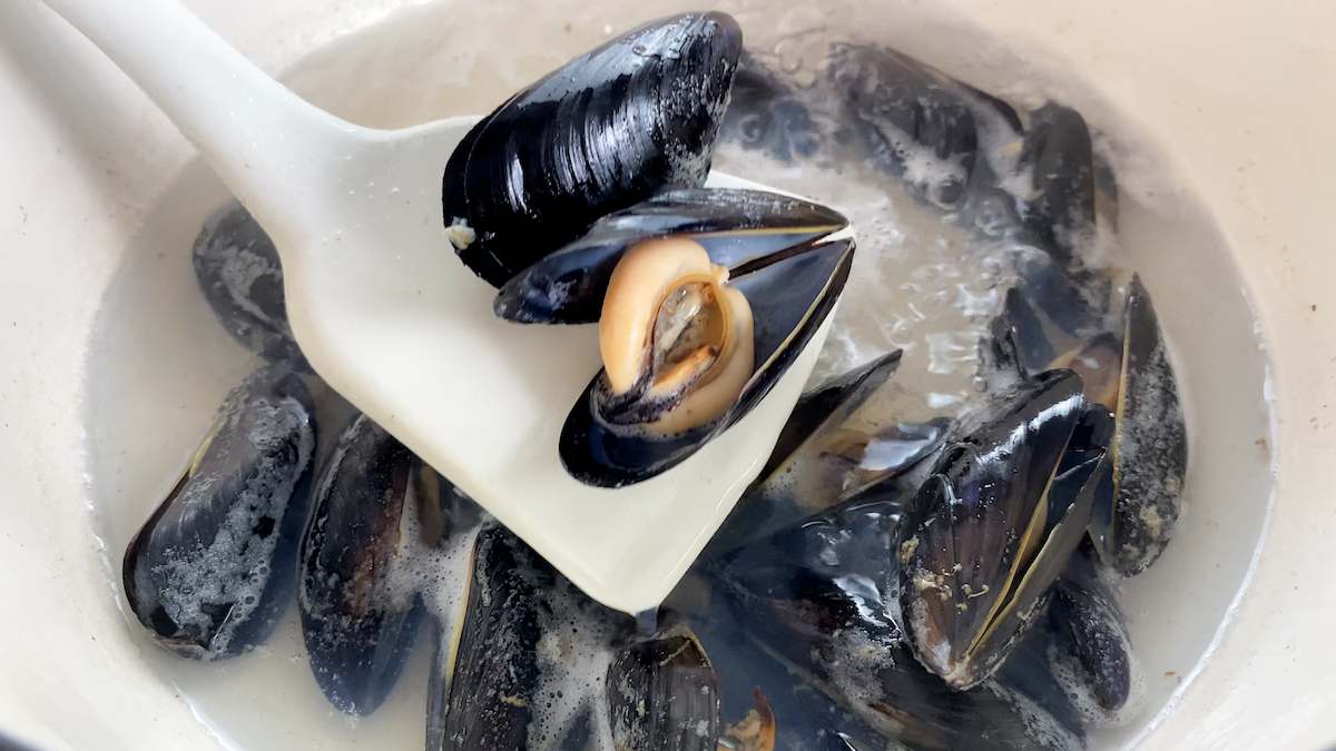 Paso a paso sopa de pescado y arroz: mejillones