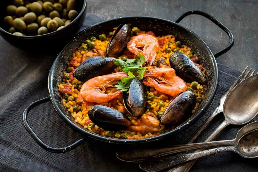 ¿Qué se echa en la paella primero el arroz o el agua?