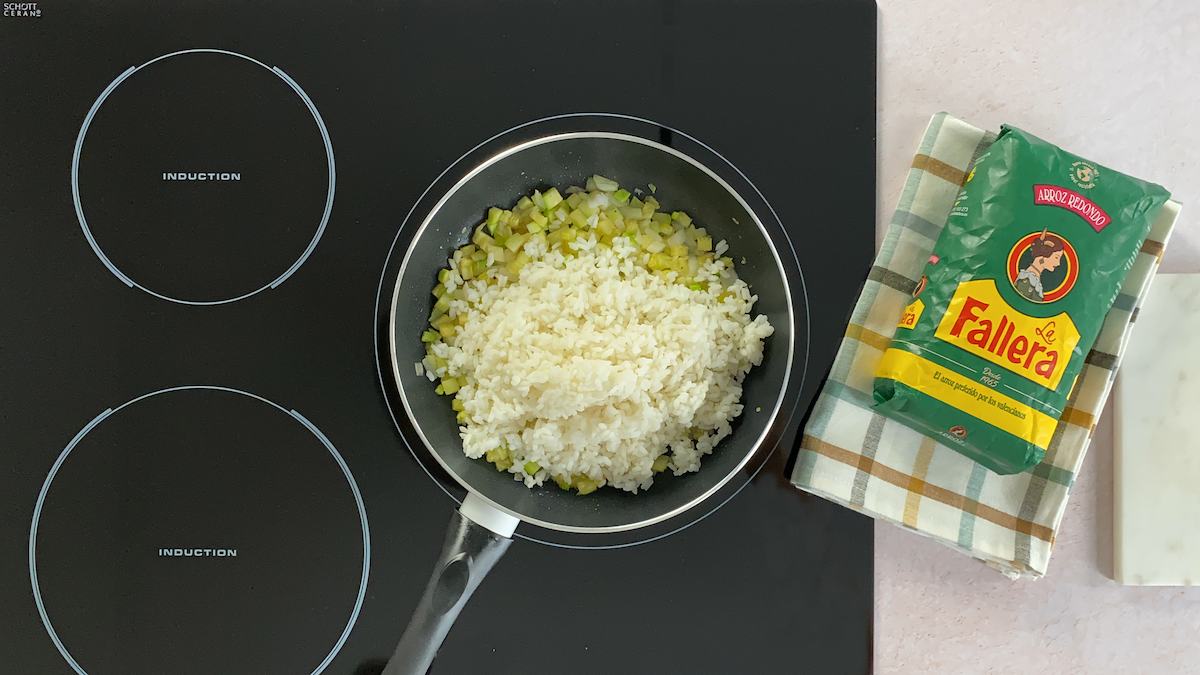 Paso a paso arroz con calabacín: echar arroz