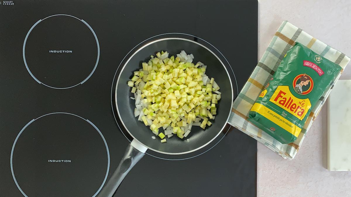 Paso a paso arroz con calabacín: sofreír