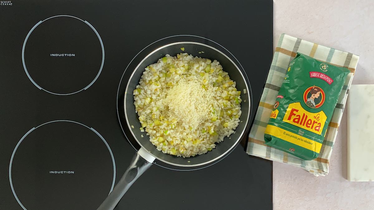 Paso a paso arroz con calabacín: verter queso rallado