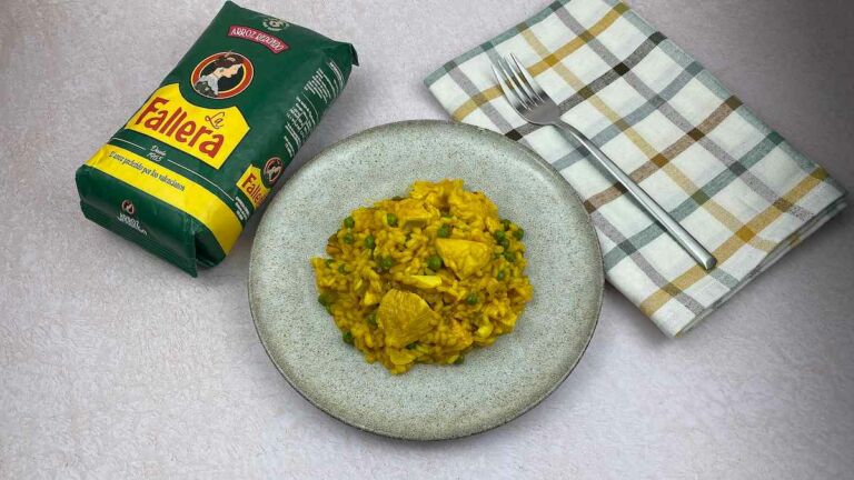 Foto de Arroz amarillo con pollo al estilo casero: sabor auténtico en tu mesa