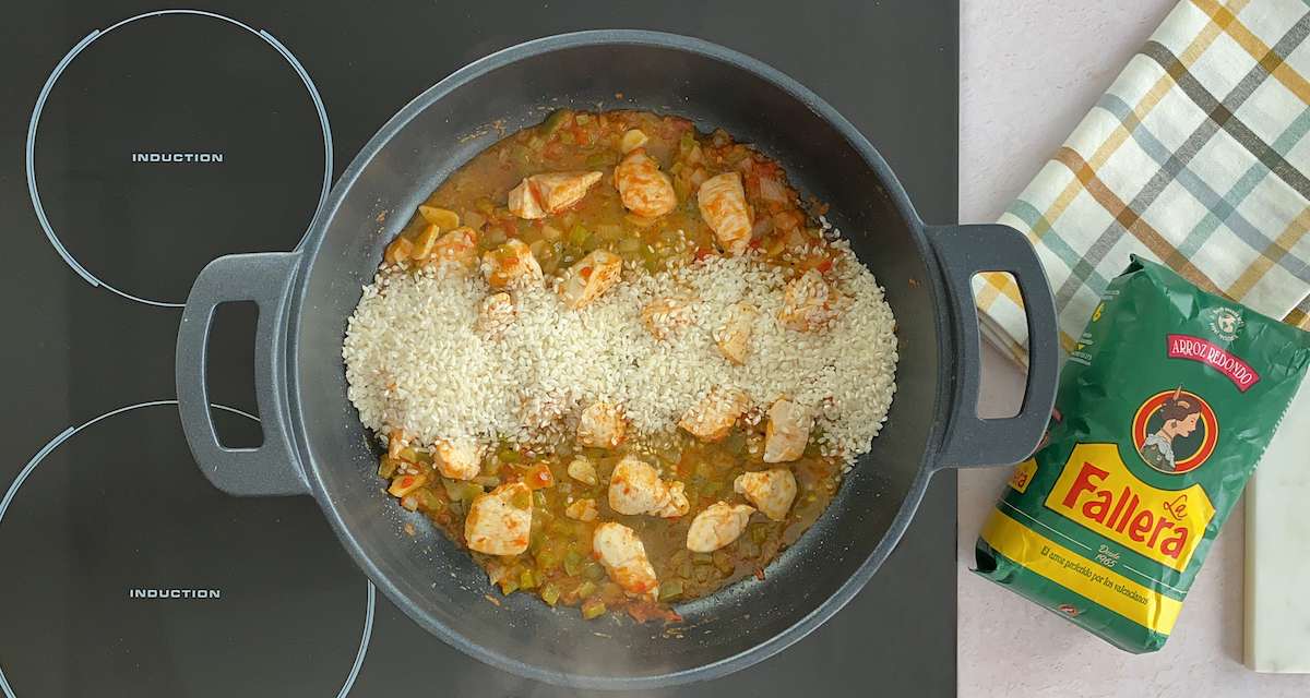 paso a paso arroz amarillo con pollo: incorporar arroz