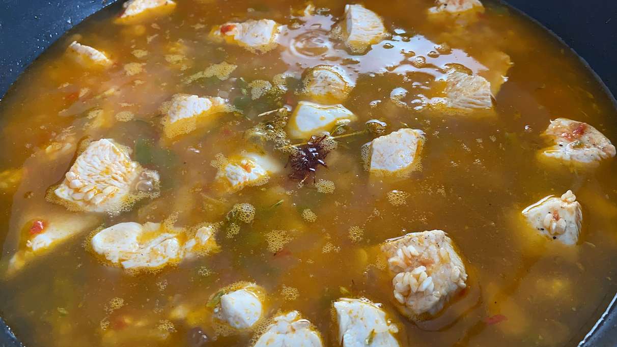 paso a paso arroz amarillo con pollo: incorporar caldo