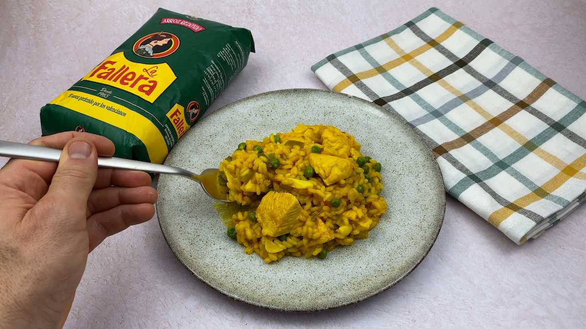 Dejar reposar arroz amarillo con pollo