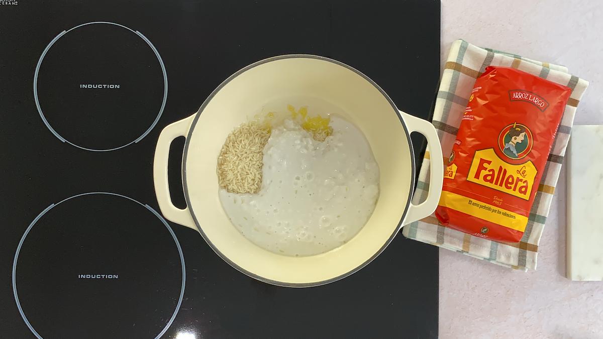 paso a paso arroz con coco: cocinar arroz con el resto de ingredientes