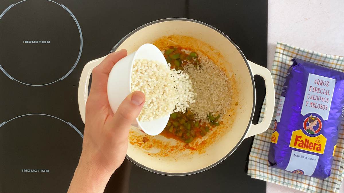 paso a paso arroz con liebre: añadir el arroz