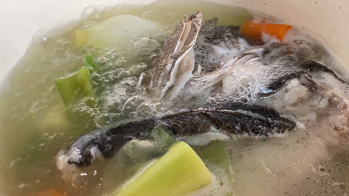 Paso a paso caldo de pescado: quitar espuma