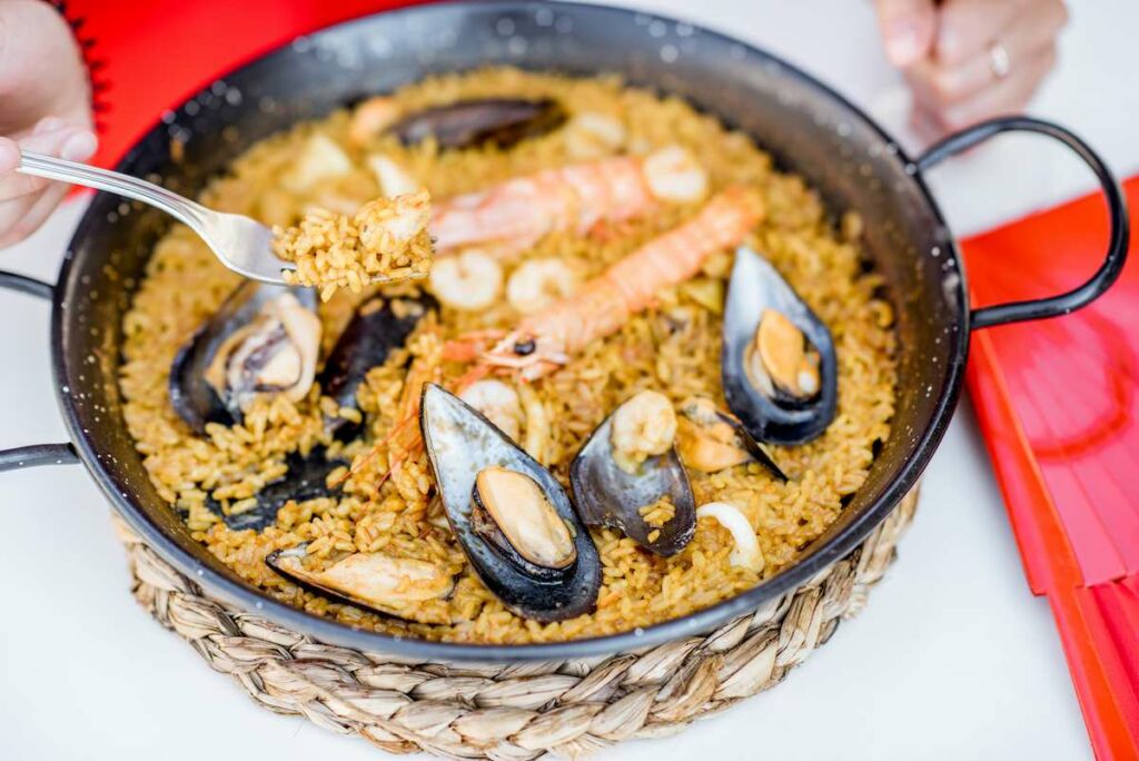 En qué se diferencian la paella, el arroz al caldero y el arroz a banda