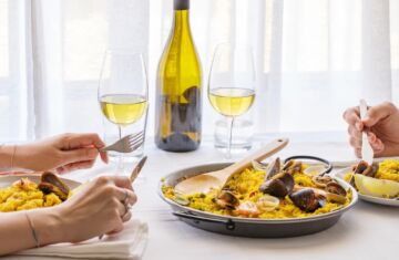 ¿Es recomendable echar vino a la paella de marisco?