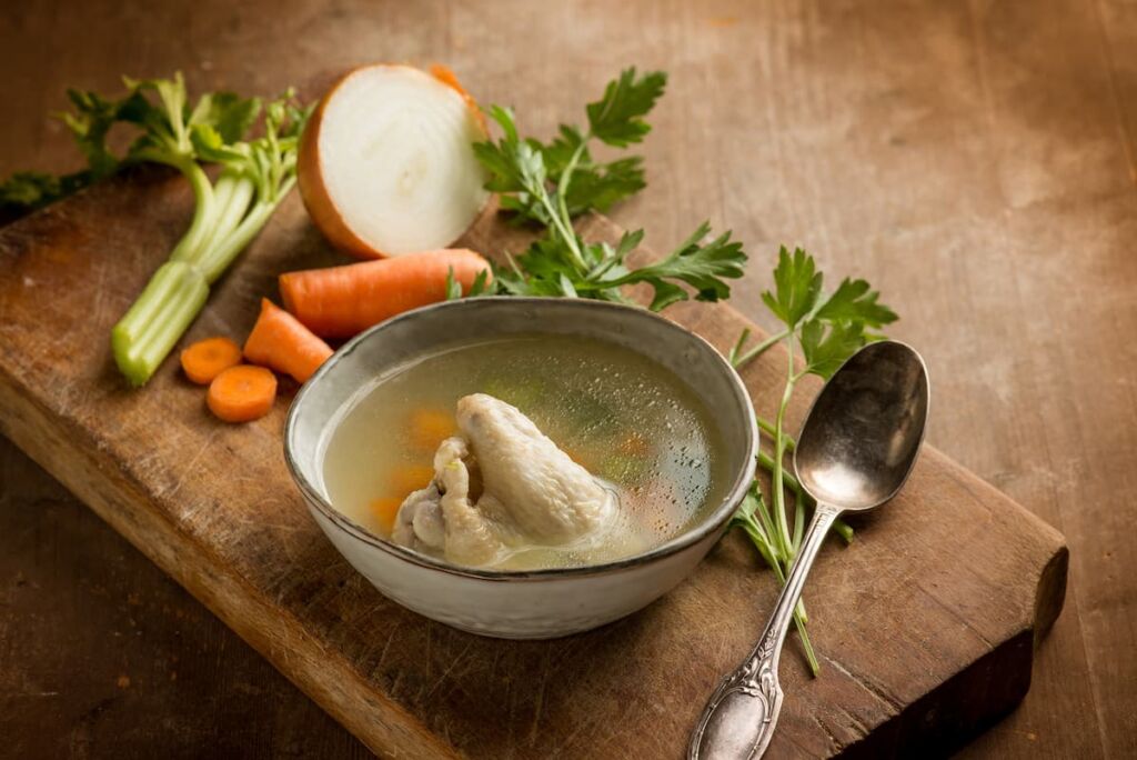 Cómo preparar un caldo de pollo con verduras bajo en calorías.