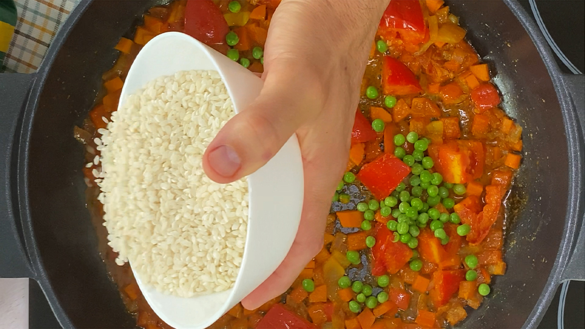 Arroz a la jardinera echar el arroz