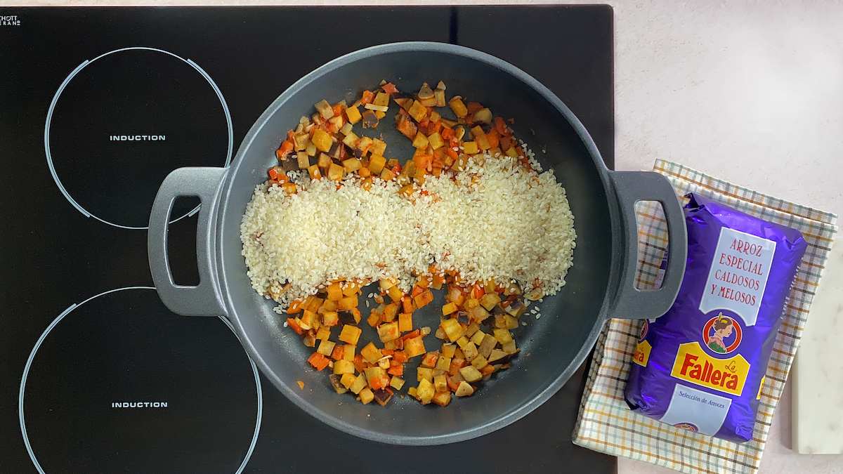 Paso a paso arroz con berenjenas - añadir arroz