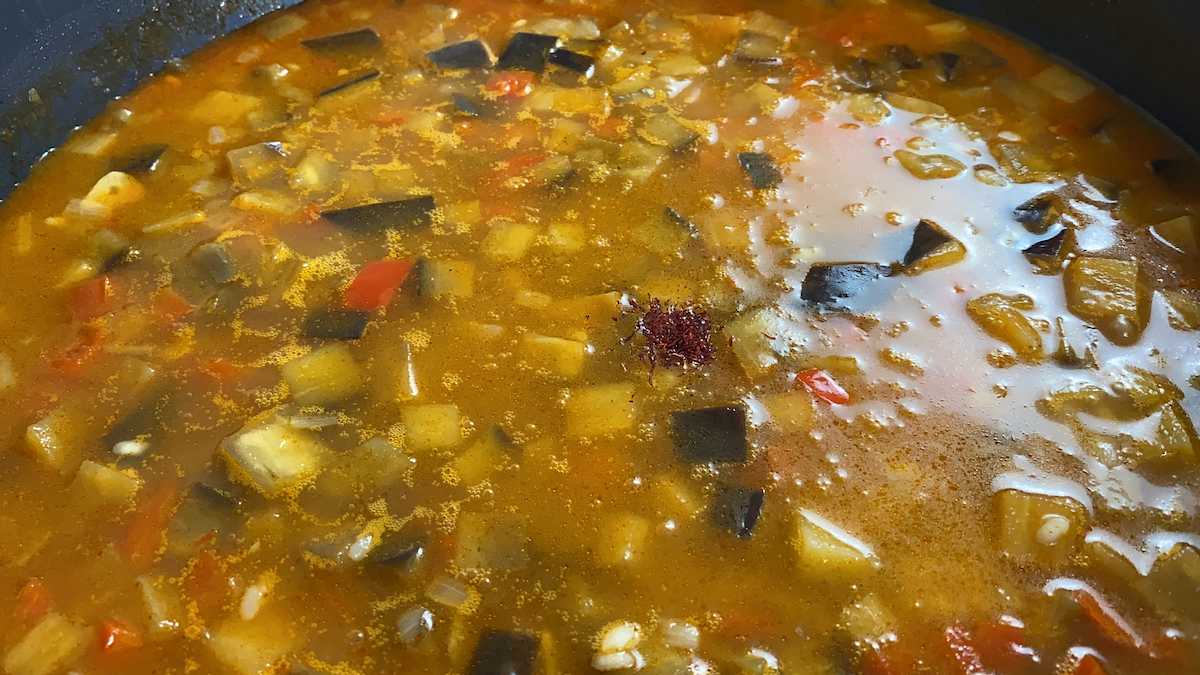 Paso a paso arroz con berenjenas - añadir caldo