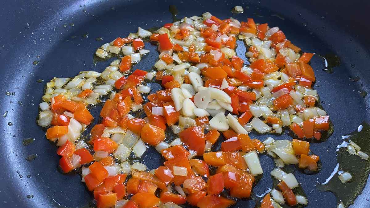 Paso a paso arroz con berenjenas - sofrito