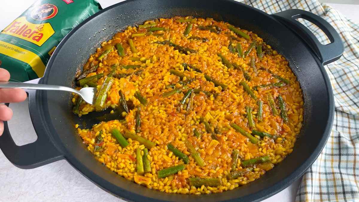 Paso a paso arroz con espárragos emplatado