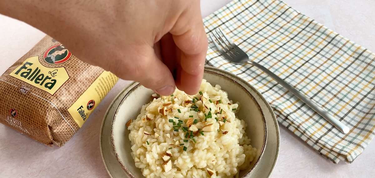 Paso a paso arroz con queso: añade almendras y cebollino