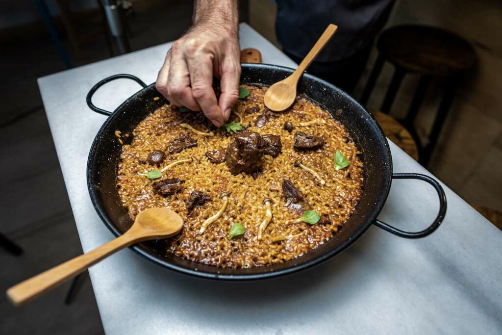 cantidad arroz para paella 8 personas
