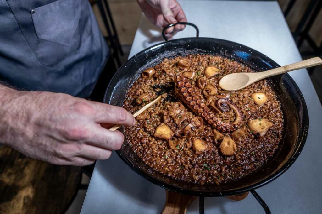 Se me pega el arroz en la paella cuchara