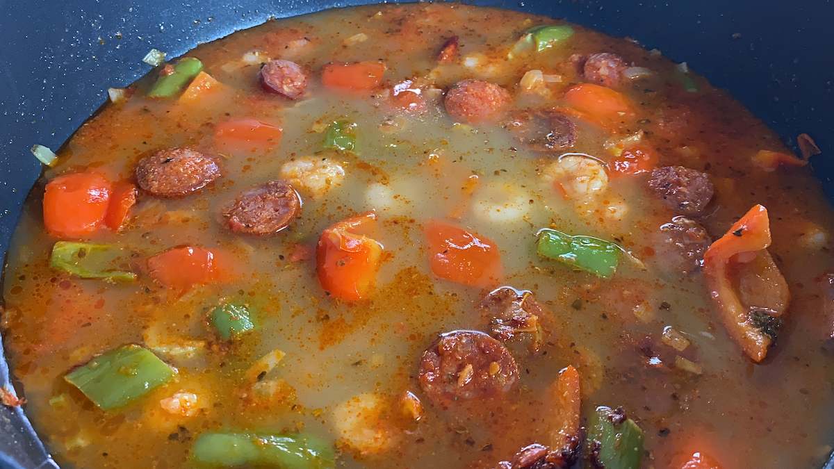 Paso a paso Jambalaya echar caldo